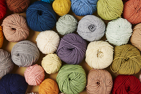 포토 JPG 스튜디오촬영 겨울 재료 재질 실내 따뜻함 사람없음 하이앵글 컬러풀 여러개 털실 포근함 오브젝트 질감 실뭉치 부자재 플랫레이 국내포토 계절 뷰포인트 컬러 다수 내부 감각 플랫 실 파일형식