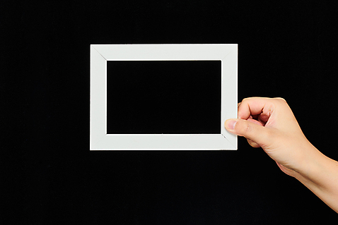 포토 손 액자 백그라운드 모션 실내 틀 사람 내부 장년 검은색 파일형식 JPG 들기 오브젝트 스튜디오촬영 신체부위 검은배경 한손 30대 액자틀 프레임 국내포토