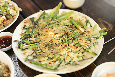 포토 계절 음료 한식 음식 가구 산 한국 상점 경기도 양평 파일형식 탁자 비빔밥 부침개 주류 동동주 사람없음 JPG 용문산 식사 식당 반찬 봄 국내포토