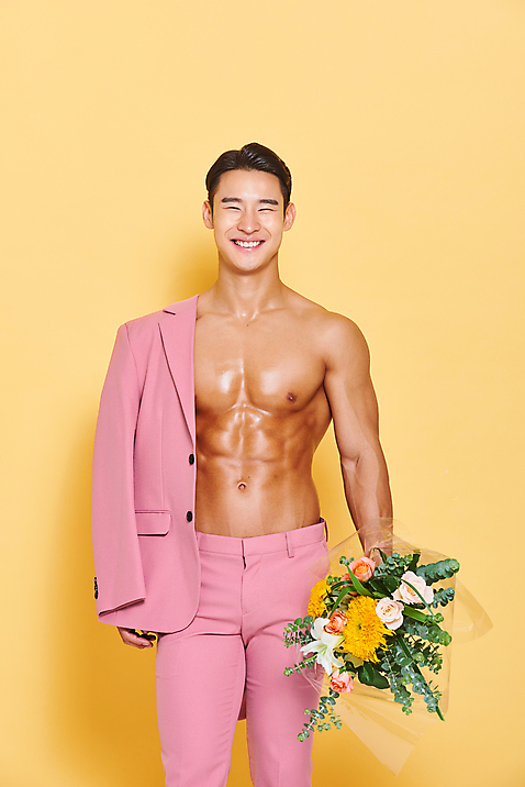 포토 JPG 스튜디오촬영 남자 꽃다발 다이어트 근육 실내 건강 한명 서기 들기 누끼 정장 상반신 20대 성인 앞모습 헬스 재킷 한국인 보디빌딩 보디빌더 트레이너 노란배경 바디케어 복근 성인남자한명만 바디프로필 미소_표정 국내포토 1 옷 꽃 뷰포인트 백그라운드 모션 표정 사람 동양인 청년 내부 운동 노란색 외투 남자한명만 성인남자만 파일형식