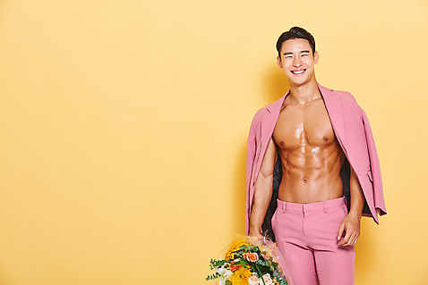 포토 JPG 스튜디오촬영 남자 꽃다발 다이어트 근육 실내 건강 한명 서기 들기 누끼 정장 상반신 20대 성인 앞모습 헬스 재킷 한국인 보디빌딩 보디빌더 트레이너 노란배경 바디케어 복근 성인남자한명만 바디프로필 미소_표정 국내포토 1 옷 꽃 뷰포인트 백그라운드 모션 표정 사람 동양인 청년 내부 운동 노란색 외투 남자한명만 성인남자만 파일형식