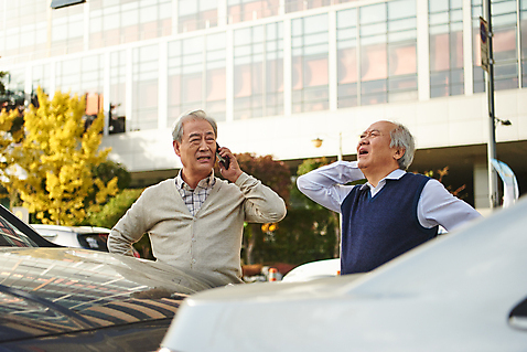 포토 JPG 주간 할아버지 노년 남자 도로 자동차 서기 사람 상반신 야외 두명 앞모습 옆모습 실버라이프 운전 한국인 찡그림 교통사고 70대 통화 보험 자동차사고 자동차보험 노인남자만 고령운전 국내포토 자연요소 라이프스타일 길 육상교통 뷰포인트 교통시설 모션 표정 동양인 성인 사건 남자만 노인만 파일형식