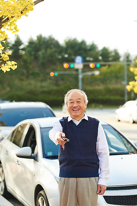 포토 JPG 주간 할아버지 노년 남자 자동차 한명 서기 들기 사람 상반신 야외 앞모습 실버라이프 운전 한국인 즐거움 70대 자동차열쇠 노인남자한명만 반납 고령운전 미소_표정 국내포토 자연요소 1 라이프스타일 감정 육상교통 뷰포인트 모션 열쇠 표정 동양인 성인 남자한명만 노인남자만 파일형식