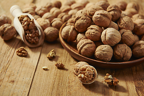 포토 웰빙 다수 백그라운드 쟁반 실내 내부 목재 견과류 정월대보름 건강식품 건강식 파일형식 JPG 웰빙음식 슈퍼푸드 건강 스튜디오촬영 오브젝트 사람없음 호두 부럼 여러개 알맹이 나무쟁반 나무배경 국내포토