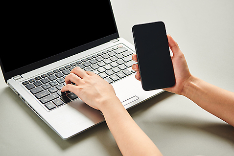 포토 손 백그라운드 모션 실내 사람 청년 내부 신체부위 전자제품 핸드폰 스마트기기 회색 파일형식 스마트폰 들기 노트북 JPG 스튜디오촬영 누끼 회색배경 양손 20대 손짓 국내포토