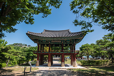 포토 JPG 주간 나무 한국전통 여행 유적지 하늘 사람없음 야외 관광지 세계문화유산 문화재 역사 한국사 제천 청풍문화재단지 제천10경 팔작지붕 금남루 여름_계절 풍경_경치 국내포토 자연요소 식물 전통 계절 고건축 한국건축 지붕 한국 정자_건축물 충청북도 파일형식