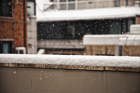 포토 자연요소 건축물 계절 날씨 한국 눈_날씨 촬영기법 파일형식 눈내림 난간 첫눈 주간 야외 건물 쌓인눈 아웃포커스 눈 겨울 서울 JPG 사람없음 국내포토