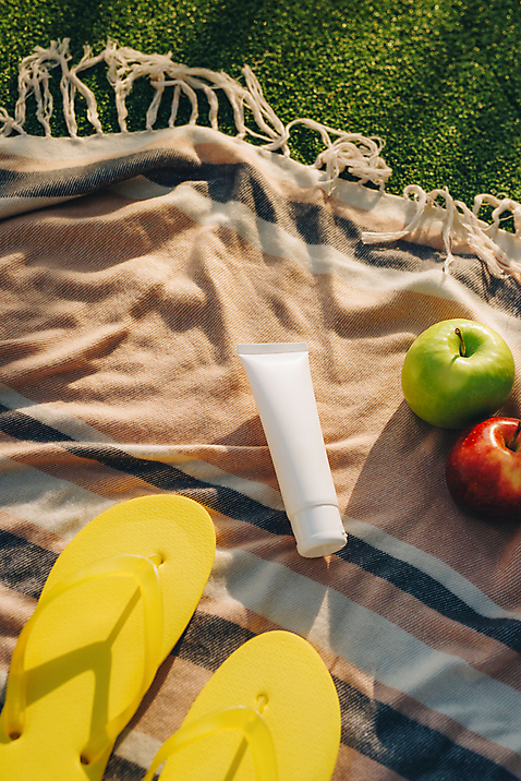 포토 JPG 해외이미지 잔디 사람없음 야외 풀 사과 쪼리 천 선크림 해외포토 식물 과일 화장품 직물 샌들 파일형식 이미지허브