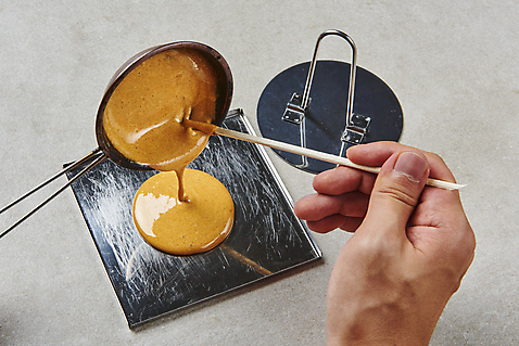 포토 동양문화 백그라운드 컨셉 젓가락 모션 주방용품 디저트 한국 실내 사람 내부 신체부위 회색 맛 파일형식 철판 호떡누르개 붓기 들기 국자 달고나 손 불량식품 추억 유행 스튜디오촬영 JPG 달콤 회색배경 복고 군것질 나무젓가락 만들기 뽑기 한국문화 과자 국내포토