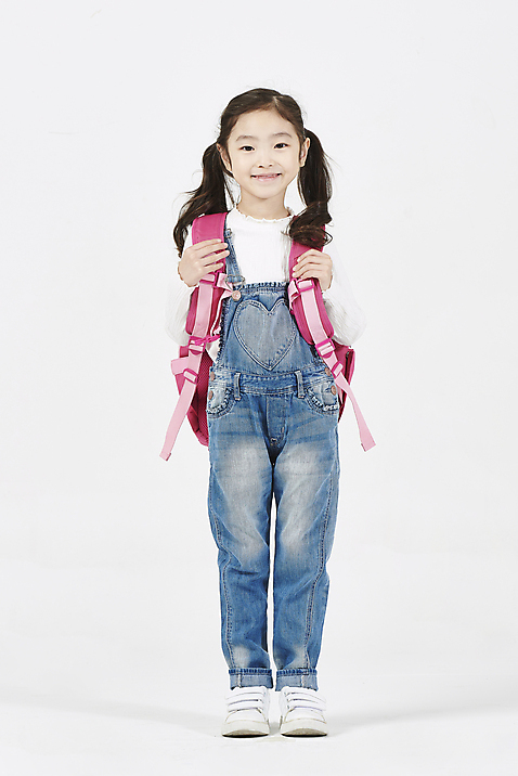 포토 JPG 스튜디오촬영 전신 여자 초등학생 어린이 책가방 실내 한명 서기 누끼 앞모습 한국인 즐거움 입학 흰배경 등교 등하교 하교 소녀한명만 미소_표정 소녀_어린이 국내포토 1 학생 교육 감정 뷰포인트 백그라운드 가방 모션 표정 사람 동양인 내부 흰색 여자한명만 소녀만 파일형식