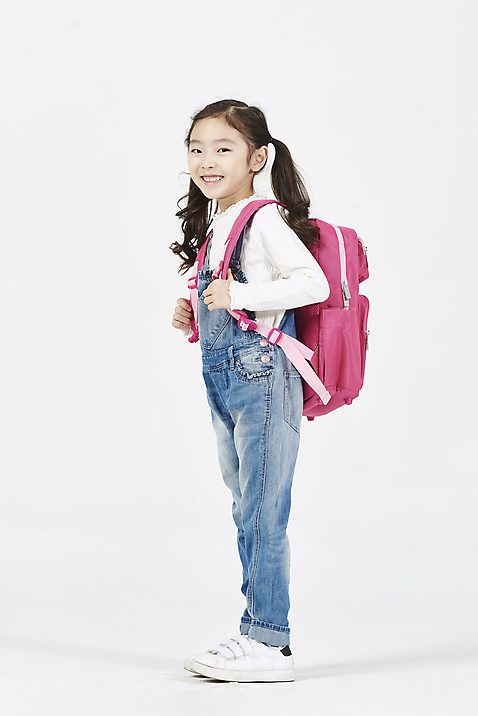 포토 JPG 스튜디오촬영 전신 여자 초등학생 어린이 책가방 실내 한명 서기 누끼 옆모습 한국인 즐거움 입학 흰배경 등교 등하교 하교 소녀한명만 미소_표정 소녀_어린이 국내포토 1 학생 교육 감정 뷰포인트 백그라운드 가방 모션 표정 사람 동양인 내부 흰색 여자한명만 소녀만 파일형식