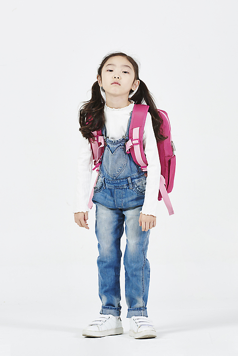 포토 JPG 스튜디오촬영 전신 여자 초등학생 어린이 책가방 실내 피곤 한명 서기 누끼 앞모습 한국인 입학 흰배경 등교 등하교 하교 힘듦 소녀한명만 소녀_어린이 국내포토 1 학생 교육 뷰포인트 백그라운드 컨셉 가방 모션 사람 동양인 내부 흰색 여자한명만 소녀만 파일형식
