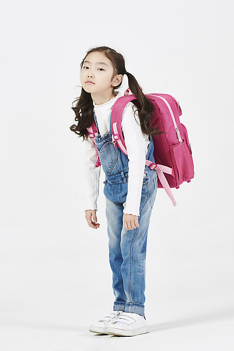 포토 JPG 스튜디오촬영 전신 여자 초등학생 어린이 책가방 실내 피곤 한명 서기 누끼 옆모습 한국인 입학 흰배경 등교 등하교 하교 힘듦 소녀한명만 소녀_어린이 국내포토 1 학생 교육 뷰포인트 백그라운드 컨셉 가방 모션 사람 동양인 내부 흰색 여자한명만 소녀만 파일형식