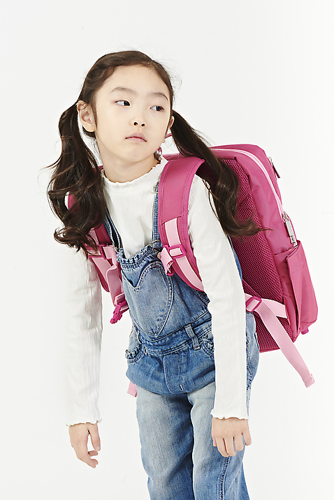 포토 JPG 스튜디오촬영 여자 초등학생 어린이 책가방 실내 피곤 한명 서기 누끼 상반신 옆모습 한국인 입학 흰배경 등교 등하교 하교 힘듦 소녀한명만 소녀_어린이 국내포토 1 학생 교육 뷰포인트 백그라운드 컨셉 가방 모션 사람 동양인 내부 흰색 여자한명만 소녀만 파일형식