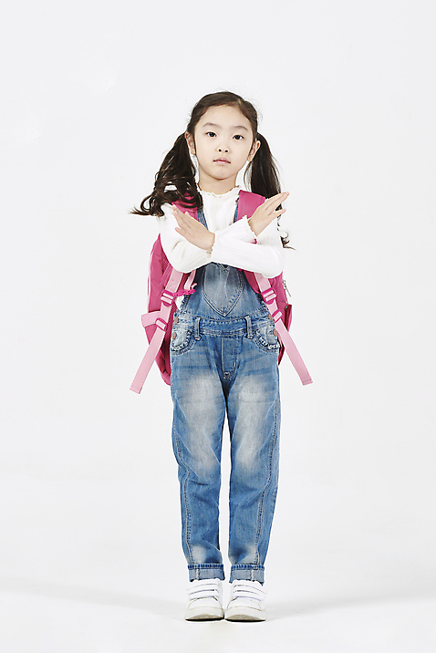 포토 JPG 스튜디오촬영 전신 여자 초등학생 어린이 책가방 실내 피곤 한명 서기 누끼 앞모습 한국인 금지 X 거절 아니오 입학 흰배경 등교 등하교 하교 힘듦 소녀한명만 소녀_어린이 국내포토 1 학생 알파벳 교육 뷰포인트 백그라운드 컨셉 가방 모션 사람 동양인 내부 흰색 여자한명만 소녀만 파일형식