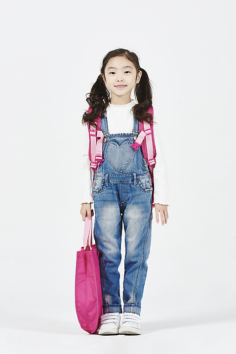 포토 JPG 스튜디오촬영 전신 여자 초등학생 어린이 책가방 실내 한명 서기 누끼 앞모습 한국인 즐거움 입학 흰배경 등교 등하교 하교 신발주머니 소녀한명만 미소_표정 소녀_어린이 국내포토 1 학생 교육 감정 뷰포인트 백그라운드 가방 모션 표정 사람 동양인 내부 흰색 여자한명만 소녀만 파일형식