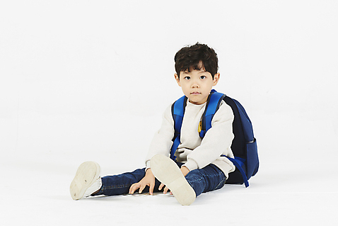 포토 JPG 스튜디오촬영 전신 남자 초등학생 어린이 책가방 실내 피곤 한명 누끼 앉기 소년 앞모습 한국인 흰배경 등교 등하교 하교 힘듦 소년한명만 국내포토 1 학생 뷰포인트 백그라운드 컨셉 가방 모션 사람 동양인 내부 흰색 남자한명만 소년만 파일형식