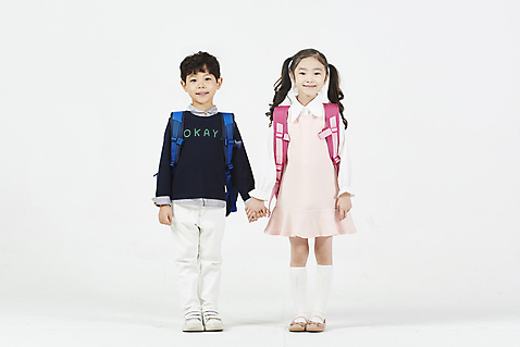 포토 JPG 스튜디오촬영 전신 여자 남자 초등학생 어린이 책가방 실내 초등학교 서기 누끼 소년 두명 앞모습 친구 손잡기 우정 한국인 즐거움 흰배경 등교 등하교 하교 어린이만 소녀_어린이 국내포토 학생 감정 뷰포인트 백그라운드 가방 학교 관계 모션 사람 동양인 내부 흰색 파일형식