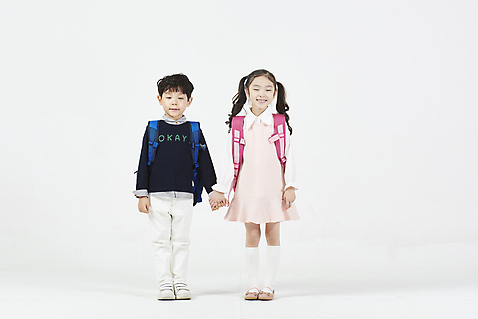 포토 JPG 스튜디오촬영 전신 여자 남자 초등학생 어린이 책가방 실내 초등학교 서기 누끼 소년 두명 앞모습 친구 손잡기 우정 한국인 즐거움 흰배경 등교 등하교 하교 어린이만 소녀_어린이 국내포토 학생 감정 뷰포인트 백그라운드 가방 학교 관계 모션 사람 동양인 내부 흰색 파일형식