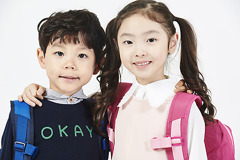 포토 JPG 스튜디오촬영 여자 남자 초등학생 어린이 어깨동무 책가방 실내 초등학교 서기 누끼 소년 상반신 두명 앞모습 친구 우정 한국인 즐거움 흰배경 등교 등하교 하교 어린이만 미소_표정 소녀_어린이 국내포토 학생 감정 뷰포인트 포즈 백그라운드 가방 학교 관계 모션 표정 사람 동양인 내부 흰색 파일형식
