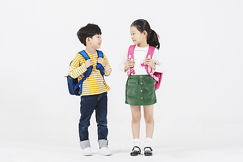 포토 JPG 스튜디오촬영 전신 여자 남자 초등학생 어린이 책가방 실내 초등학교 서기 누끼 소년 두명 앞모습 친구 마주보기 우정 한국인 즐거움 흰배경 등교 등하교 하교 어린이만 소녀_어린이 국내포토 학생 감정 뷰포인트 백그라운드 가방 학교 관계 모션 사람 동양인 내부 흰색 파일형식