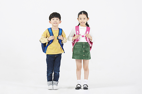 포토 JPG 스튜디오촬영 전신 여자 남자 초등학생 어린이 책가방 실내 초등학교 서기 누끼 소년 두명 앞모습 친구 우정 한국인 즐거움 흰배경 등교 등하교 하교 어린이만 미소_표정 소녀_어린이 국내포토 학생 감정 뷰포인트 백그라운드 가방 학교 관계 모션 표정 사람 동양인 내부 흰색 파일형식