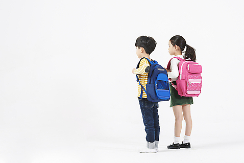 포토 JPG 스튜디오촬영 전신 응시 여자 남자 초등학생 어린이 책가방 실내 초등학교 서기 누끼 소년 두명 뒷모습 친구 우정 한국인 즐거움 흰배경 등교 등하교 하교 어린이만 소녀_어린이 국내포토 학생 시선 감정 뷰포인트 백그라운드 가방 학교 관계 모션 사람 동양인 내부 흰색 파일형식