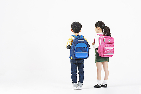 포토 JPG 스튜디오촬영 전신 응시 여자 남자 초등학생 어린이 책가방 실내 초등학교 서기 누끼 소년 두명 뒷모습 친구 우정 한국인 즐거움 흰배경 등교 등하교 하교 어린이만 소녀_어린이 국내포토 학생 시선 감정 뷰포인트 백그라운드 가방 학교 관계 모션 사람 동양인 내부 흰색 파일형식