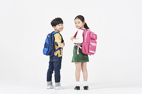 포토 JPG 스튜디오촬영 전신 여자 남자 초등학생 어린이 책가방 실내 초등학교 서기 누끼 소년 두명 뒷모습 친구 우정 한국인 뒤돌아보기 즐거움 흰배경 등교 등하교 하교 어린이만 소녀_어린이 국내포토 학생 감정 뷰포인트 백그라운드 가방 학교 관계 모션 사람 동양인 내부 흰색 파일형식