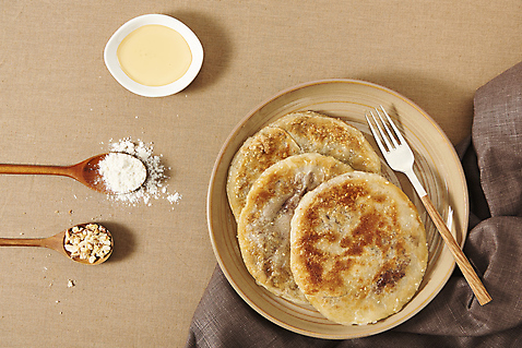포토 JPG 스튜디오촬영 접시 포크 디저트 실내 누끼 사람없음 하이앵글 여러개 견과류 뜨거움 달콤 천 겨울음식 겨울간식 밀가루 군것질 꿀 나무숟가락 호떡 플랫레이 갈색배경 제철음식 국내포토 식기 음식 뷰포인트 다수 백그라운드 겨울 내부 갈색 숟가락 직물 플랫 맛 가루 제철 파일형식