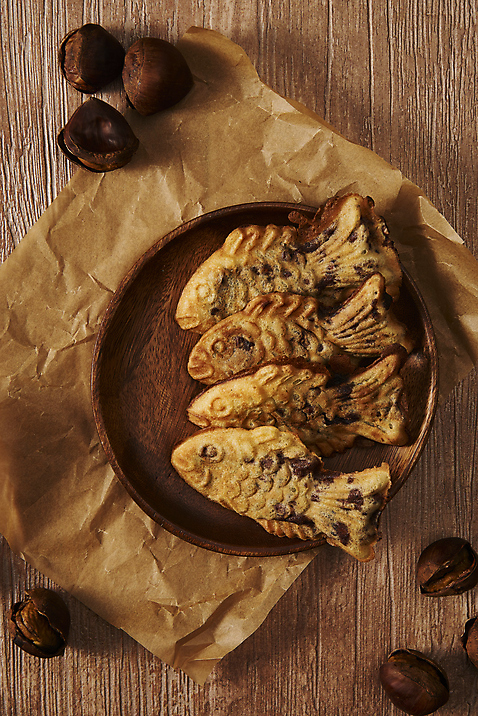 포토 접시 음식 빵 뷰포인트 다수 백그라운드 겨울 디저트 실내 내부 갈색 플랫 맛 밤_견과류 굽기 겨울간식 제철 파일형식 군밤 종이 나무접시 JPG 누끼 군것질 스튜디오촬영 사람없음 갈색배경 플랫레이 하이앵글 붕어빵 달콤 여러개 뜨거움 제철음식 겨울음식 나무배경 국내포토
