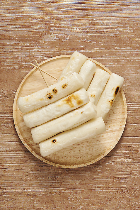 포토 JPG 스튜디오촬영 디저트 실내 누끼 사람없음 하이앵글 여러개 뜨거움 꼬치 달콤 구이 겨울간식 군것질 가래떡 나무접시 플랫레이 갈색배경 국내포토 접시 음식 뷰포인트 다수 백그라운드 떡 내부 갈색 플랫 맛 파일형식