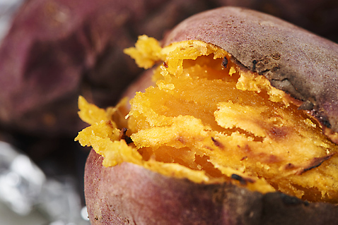 포토 JPG 스튜디오촬영 단면 디저트 실내 누끼 근접촬영 사람없음 두개 뜨거움 달콤 겨울음식 겨울간식 군것질 군고구마 제철음식 국내포토 음식 뷰포인트 2 겨울 내부 맛 구이 제철 파일형식