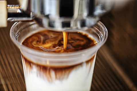 포토 커피 뷰포인트 촬영기법 내부 컵 플라스틱 커피용품 파일형식 에스프레소머신 소프트포커스 라떼 플라스틱컵 근접촬영 아이스커피 에스프레소 커피메이커 JPG 실내 사람없음 국내포토