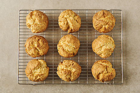 포토 음식 빵 백그라운드 실내 내부 주방도구 맛 제빵도구 베이지색 파일형식 일렬 스콘 디저트 스튜디오촬영 JPG 달콤 사람없음 베이지색배경 식힘망 국내포토