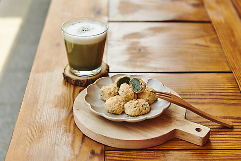 포토 JPG 주간 한국전통 접시 한식 디저트 떡 사람없음 야외 다과 소반 나무도마 나무받침 나무포크 전통다과 툇마루 할매니얼 쑥라떼 쑥인절미 국내포토 자연요소 전통 식기 음식 포크 탁자 도마 한국 목재 전통음식 마루_인테리어 받침대 신조어 라떼 인절미 파일형식