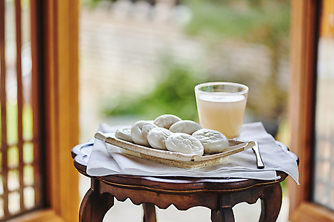 포토 자연요소 전통 식기 음료 음식 포크 창문 탁자 디저트 떡 한국 촬영기법 내부 전통음식 전통차 신조어 다과 파일형식 전통창문 아웃포커스 실내 할매니얼 소반 절편 식혜 접시 JPG 한식 한국전통 주간 사람없음 나무포크 전통다과 다과상 식탁보 국내포토