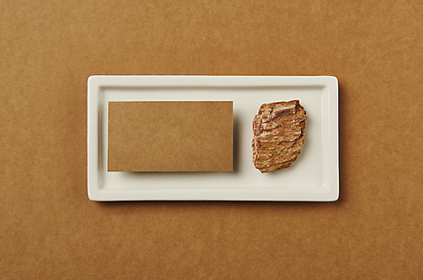 포토 식기 뷰포인트 백그라운드 실내 내부 갈색 공백 파일형식 편집소스 목업 디자인소스 카피스페이스 프레임 명함 접시 돌_바위 스튜디오촬영 하이앵글 JPG 사람없음 갈색배경 오브젝트 국내포토