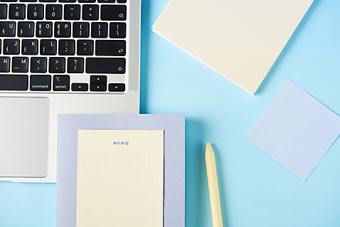 포토 뷰포인트 백그라운드 컨셉 실내 내부 파란색 전자제품 필기구 사무용품 메모지 파일형식 다이어리 포스트잇 펜 목표 노트북 하이앵글 JPG 계획 사람없음 파란배경 오브젝트 스튜디오촬영 새해 국내포토