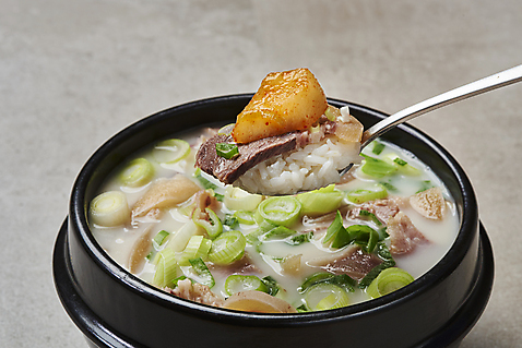 포토 음식 백그라운드 채소 모션 반찬 김치 수저 실내 육류 내부 회색 탕 국밥 파일형식 식사 들기 섞박지 소머리국밥 숟가락 밥 깍두기 파 스튜디오촬영 JPG 소머리곰탕 회색배경 사람없음 한식 소고기 국내포토