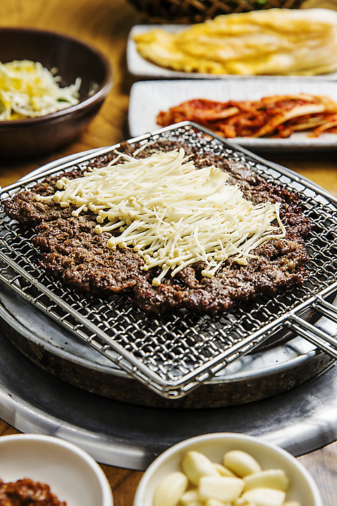 포토 전통 한식 음식 탁자 주방용품 촬영기법 육류 버섯 구이 불고기 울산 파일형식 아웃포커스 팽이버섯 나무탁자 반찬 그릴 석쇠구이 언양불고기 소고기 전통음식 JPG 언양 사람없음 국내포토