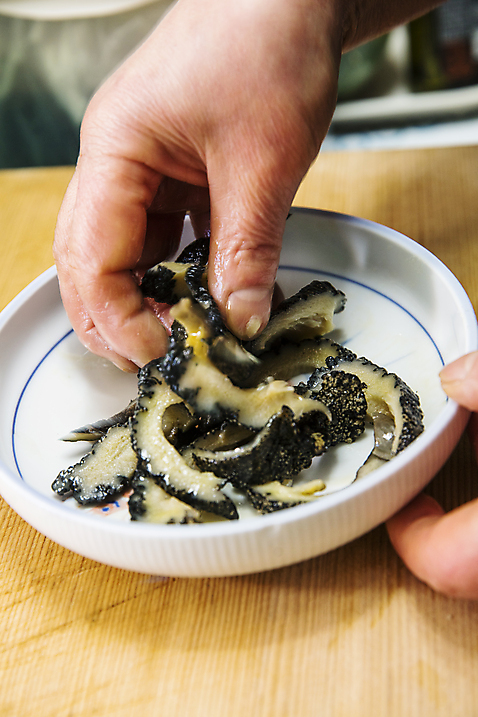 포토 식기 음식 모션 도마 한국 사람 내부 목재 신체부위 해산물 파일형식 나무도마 접시 잡기 해삼 회 JPG 울산 손 실내 국내포토