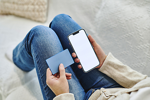 포토 1 라이프스타일 뷰포인트 의자 모션 사람 동양인 내부 장년 금융 전자제품 핸드폰 스마트기기 쇼핑 온라인쇼핑 온라인 여자한명만 성인여자만 파일형식 모바일쇼핑 구매 스마트라이프 하반신 옆모습 한명 30대 한국인 여자 목업 소파 스마트폰 신용카드 결제 실내 JPG 성인여자한명만 성인 들기 앉기 국내포토