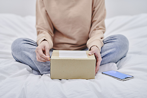 포토 1 라이프스타일 뷰포인트 가구 모션 사람 동양인 내부 장년 전자제품 핸드폰 스마트기기 상자 운송업 택배 여자한명만 성인여자만 파일형식 확인 뜯기 잡기 앉기 상반신 스마트라이프 앞모습 한명 30대 한국인 여자 스마트폰 침대 실내 JPG 성인여자한명만 성인 택배상자 국내포토