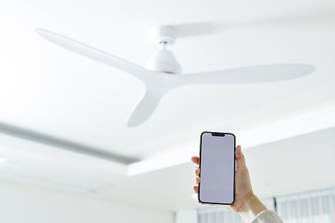 포토 라이프스타일 모션 정보기술 사람 내부 신체부위 전자제품 핸드폰 스마트기기 가전제품 파일형식 AI_인공지능 선풍기 사물인터넷 천장 컨트롤 들기 스마트라이프 손 목업 스마트홈 스마트폰 실내 JPG 국내포토