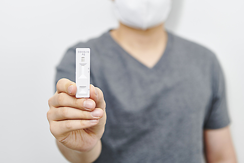 포토 1 뷰포인트 백그라운드 의학 모션 촬영기법 실내 사람 동양인 내부 장년 흰색 의료용품 바이러스 검사_조사 자가진단 남자한명만 성인남자만 파일형식 잡기 성인남자한명만 성인 아웃포커스 마스크 들기 상반신 앞모습 한명 30대 한국인 남자 건강 JPG 오미크론 델타변이바이러스 코로나바이러스 스튜디오촬영 흰배경 진단키트 검진키트 신속항원검사 국내포토