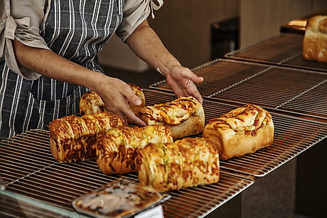 포토 JPG 음식 한명 상반신 성인 옆모습 앞치마 카페 빵집 잡기 식빵 제빵사 성인한명만 식힘망 국내포토 직업 1 빵 뷰포인트 모션 사람 상점 주방도구 제빵도구 성인만 파일형식
