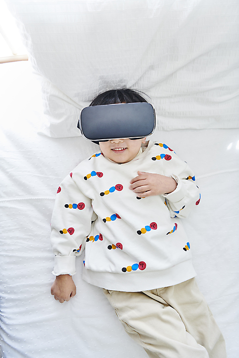 포토 JPG 남자 어린이 실내 한명 웃음 소년 상반신 앞모습 하이앵글 눕기 한국인 침대 체험 즐거움 온라인강의 이러닝 홈스쿨 홈스쿨링 증강현실 가상현실 소년한명만 오큘러스 VR기기 자기주도학습 스마트러닝 국내포토 1 교육 감정 뷰포인트 가구 컨셉 모션 표정 사람 동양인 내부 학습 기계 강의 남자한명만 소년만 파일형식 언택트