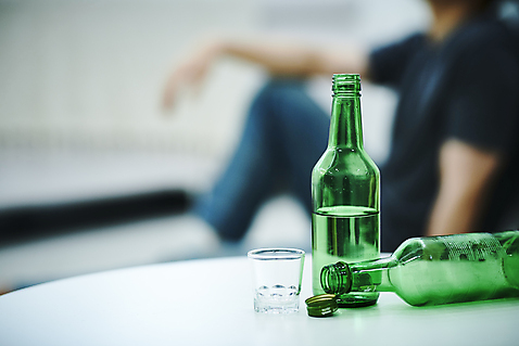 포토 1 감정 뷰포인트 모션 술병 주류 촬영기법 사람 동양인 청년 내부 폭력 소주 중독 남자한명만 성인남자만 파일형식 후회 전신 남편 음주 소주병 앉기 아웃포커스 옆모습 한명 20대 한국인 남자 알코올중독 실내 JPG 성인남자한명만 성인 가정폭력 데이트폭력 국내포토