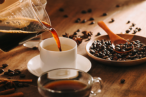 포토 JPG 해외이미지 커피 티타임 실내 사람없음 원두 붓기 커피잔 나무숟가락 계량컵 나무접시 나무배경 해외포토 접시 음료 백그라운드 모션 휴식 잔 내부 컵 숟가락 계량 파일형식 이미지허브